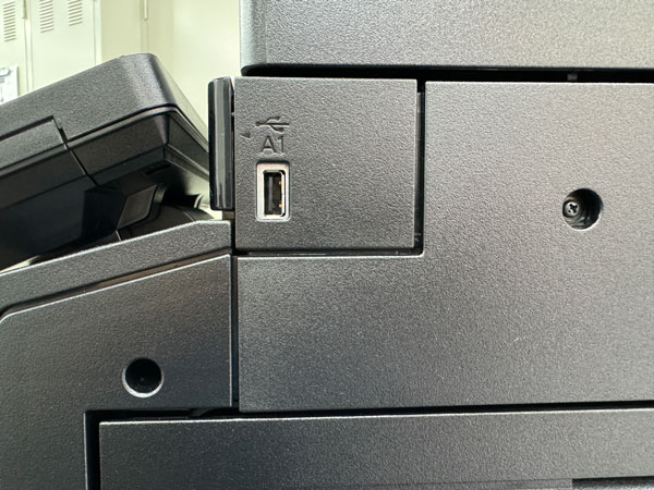 USBメモリ差込口